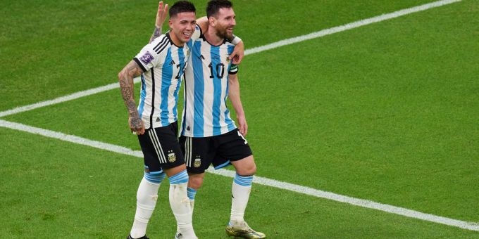 Die Argentinier Enzo Fernandez (l) und Lionel Messi jubeln gemeinsam nach einem Tor. Die Argentinier Enzo Fernandez (l) und Lionel Messi jubeln gemeinsam nach einem Tor.