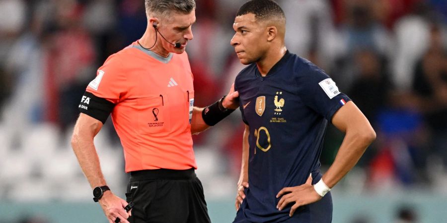 Schiedsrichter Matthew Conger spricht mit Frankreichs Kylian Mbappe.