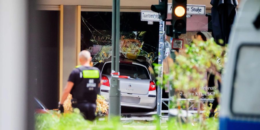 Ein Auto steht im Schaufenster eines Geschäfts auf der Tauentzienstrasse in Berlin, nachdem es in eine Gruppe von Menschen gefahren war.