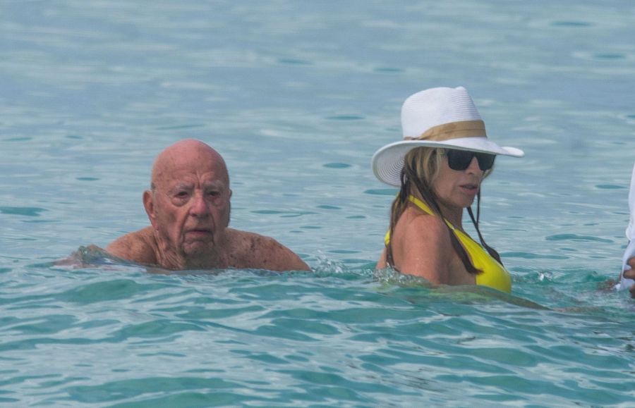 Rupert Murdoch und seine ehemalige Partnerin kühlen sich im Meer ab.