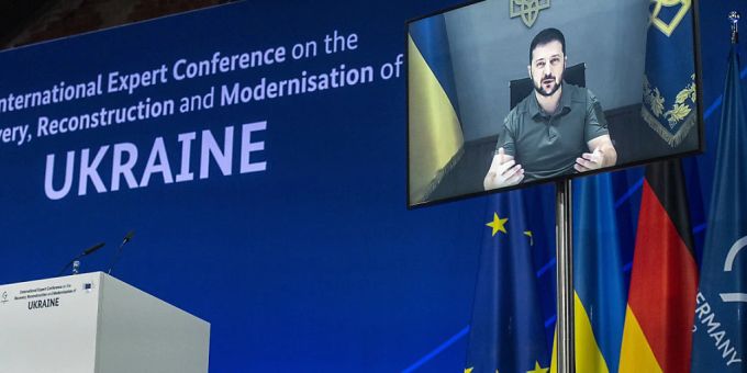EU-Bürger unterstützen weiter überwiegend eine Aufnahme der Ukraine in die EU und auch Waffenlieferungen an das Land - die Zustimmung ist aber nach mehreren Monaten Krieg leicht zurückgegangen. (Archivbild) EU-Bürger unterstützen weiter überwiegend eine Aufnahme der Ukraine in die EU und auch Waffenlieferungen an das Land - die Zustimmung ist aber nach mehreren Monaten Krieg leicht zurückgegangen. (Archivbild)