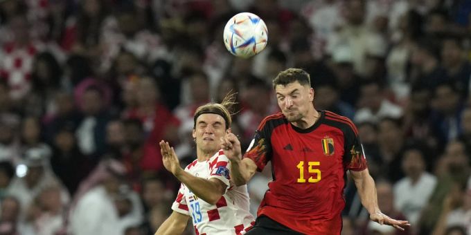 Kopfballduell im Spiel Belgien gegen Kroatien an der WM 2022. WM 2022
