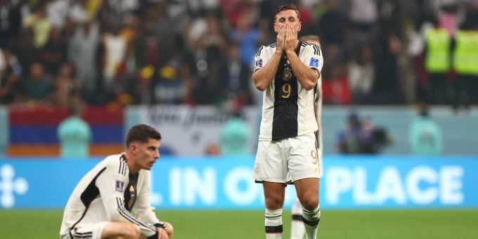 Die deutschen Fussball-Nationalspieler Kai Havertz (l.) und Niclas Füllkrug können ihre Enttäuschung nicht verbergen. Enttäuscht