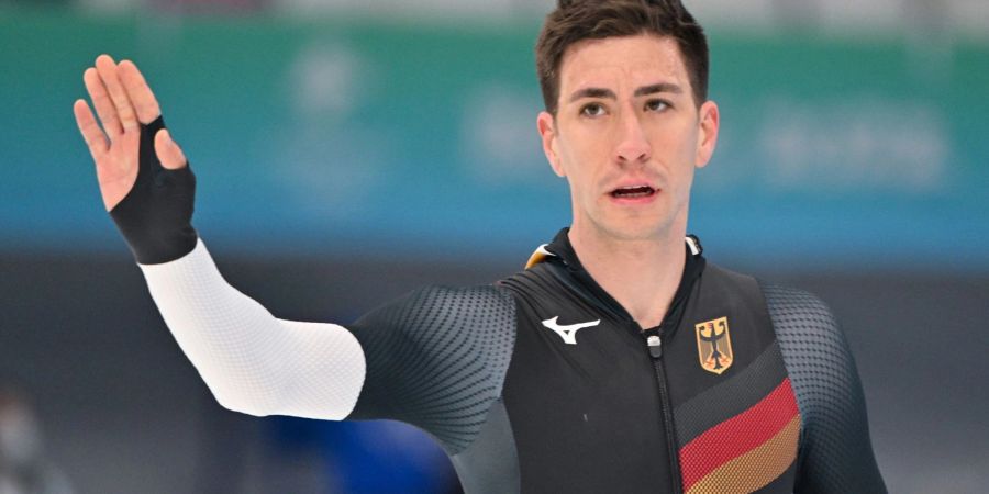 Felix Rijhnen aus Deutschland winkt den Zuschauern.