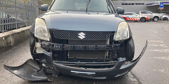 Verkehrsunfall mit Sachschadenfolge in Schwanden Verkehrsunfall mit Sachschadenfolge in Schwanden