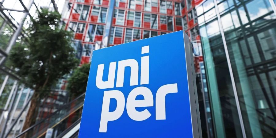 Eine Stele mit dem Firmen-Logo steht im Foyer der Hauptverwaltung des Energieversorgungsunternehmens Uniper. Der Konzern braucht mehr Geld.