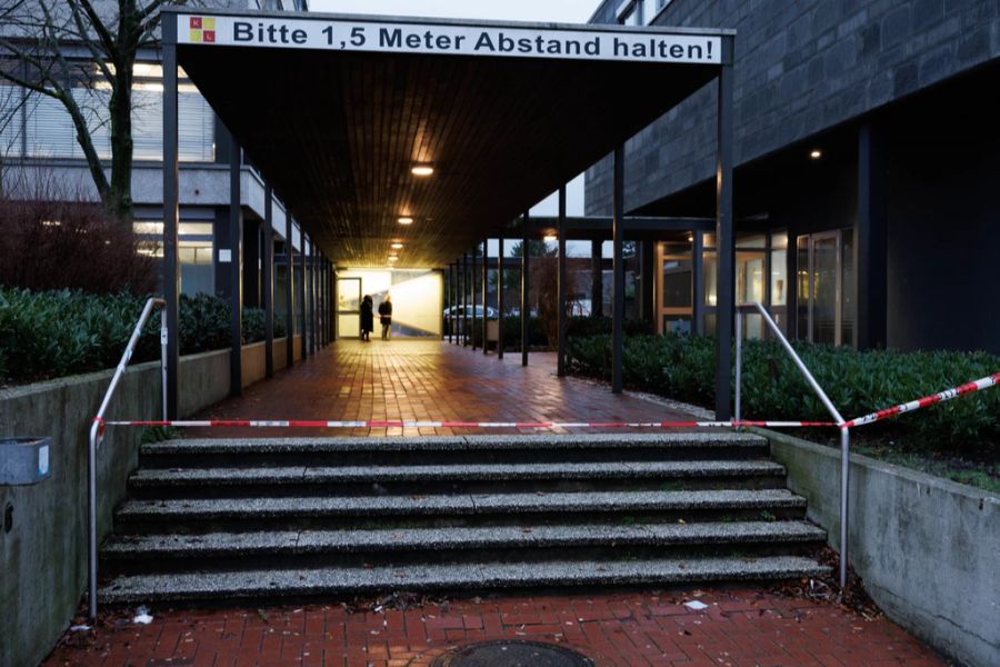 Ein 17-Jähriger soll in der Schule seine Lehrerin erstochen haben.