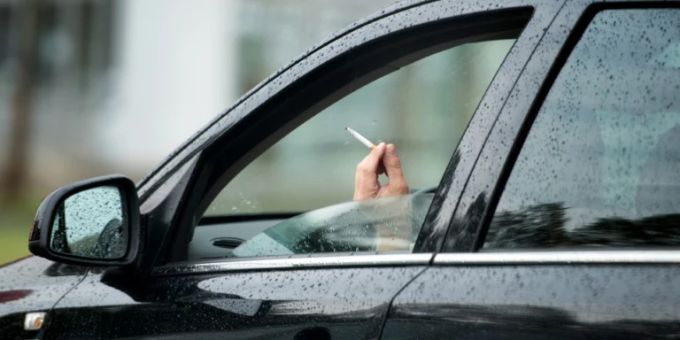 Rauchender Autofahrer Rauchender Autofahrer