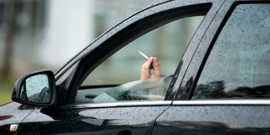 Rauchender Autofahrer