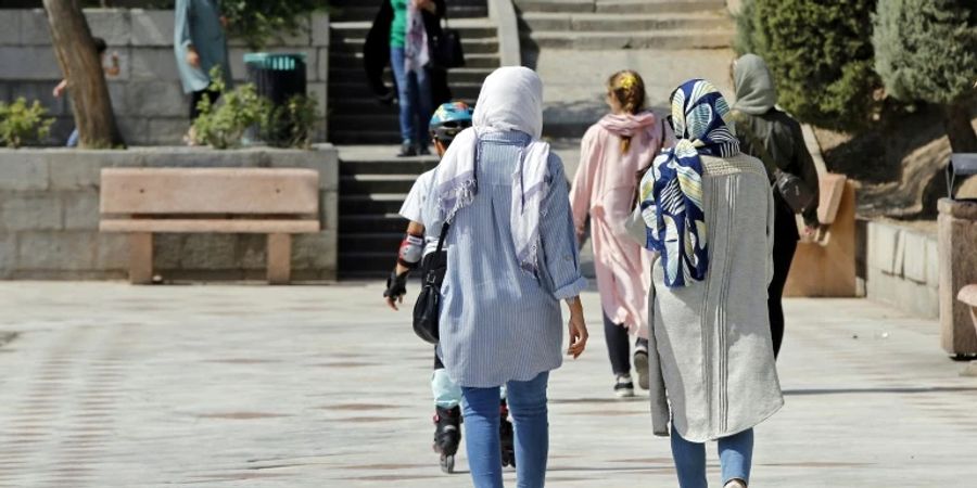 Frauen in einem Park in Teheran am 27. September 2022