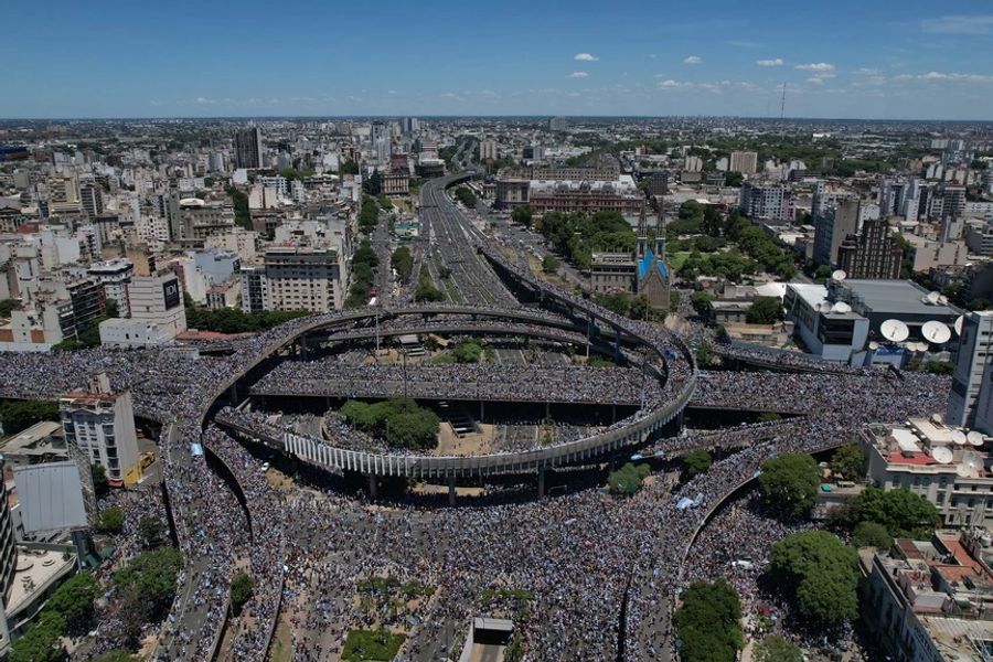 Die über vier Millionen Menschen sorgten in Buenos Aires für eindrückliche Bilder.