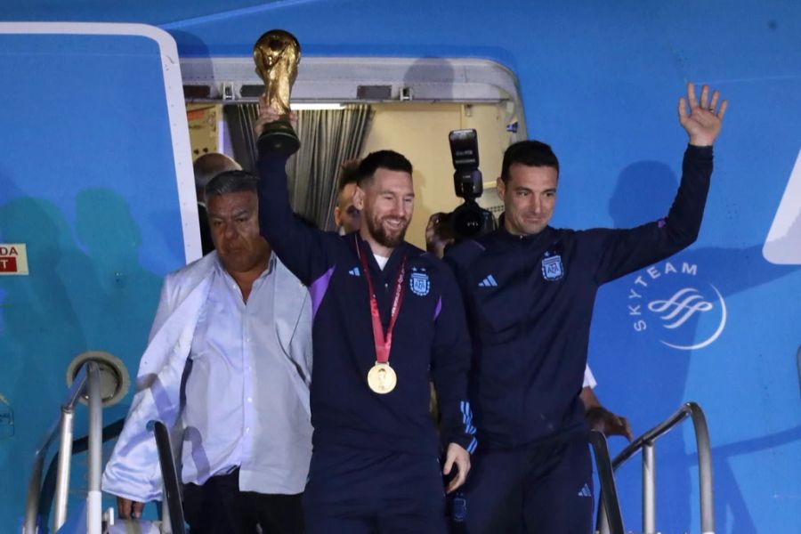 Lionel Messi bringt den Weltmeistertitel nach Hause.