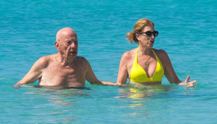 Rupert Murdoch planscht mit seiner nun Ex-Verlobten im Meer.