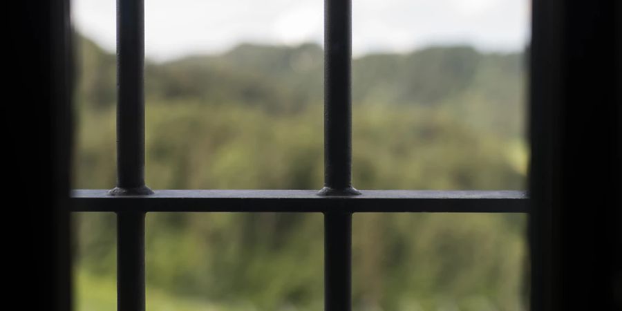 Blick durch die Gitterstäbe einer Zelle in der Justizvollzugsanstalt JVA Thorberg BE. (Archiv)