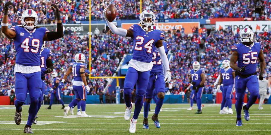 Die Spieler der Buffalo Bills feiern den Sieg gegen die Miami Dolphins.