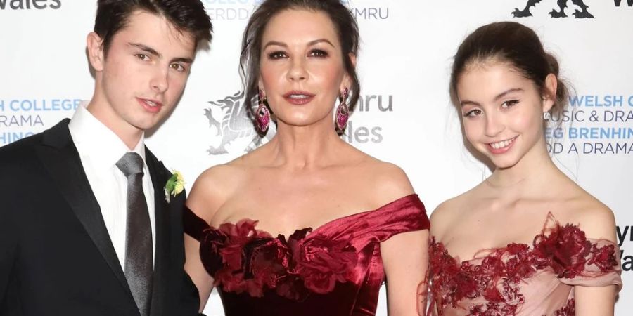 Catherine Zeta-Jones mit Tochter Carys und Sohn Dylan auf einem roten Teppich.