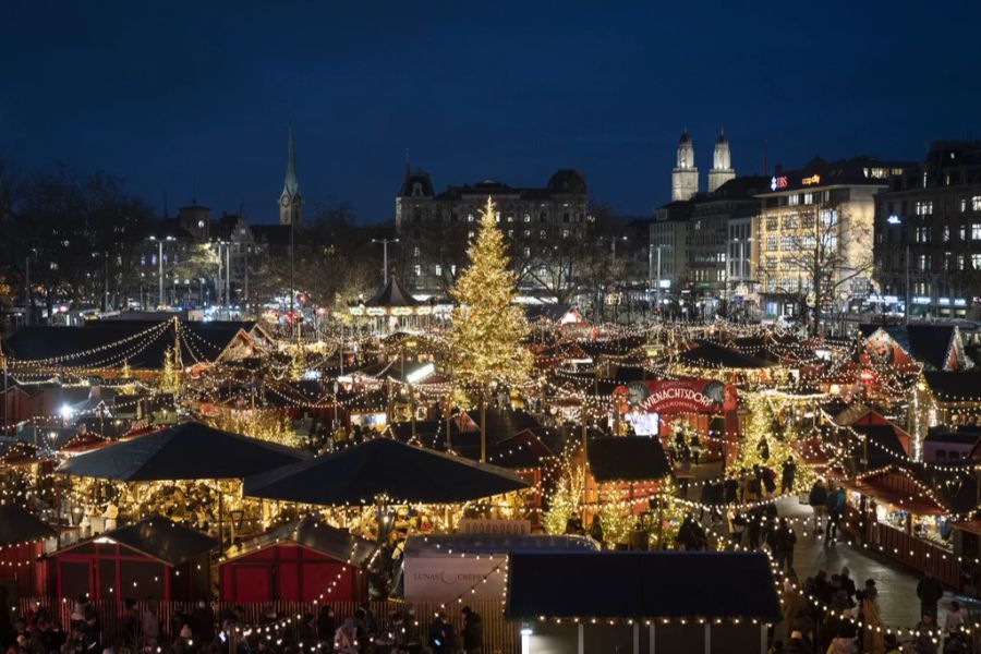 Auf dem Zürcher Weihnachtsdorf zum Beispiel bemerken die Besucher gestiegene Preise. (Archivbild)