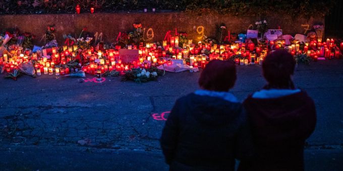 Zur blauen Stunde brennt ein Kerzenmeer am Tatort eines Messerangriffs auf zwei Mädchen. Zur blauen Stunde brennt ein Kerzenmeer am Tatort eines Messerangriffs auf zwei Mädchen.