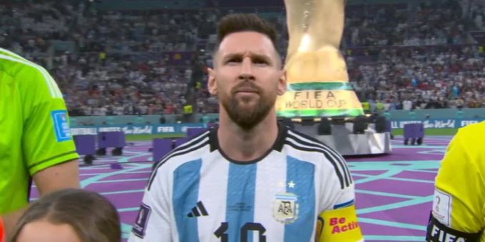 Die Nationalhymne läuft. Hinter Lionel Messi steht der WM-Pokal aus Plastik. wm 2022