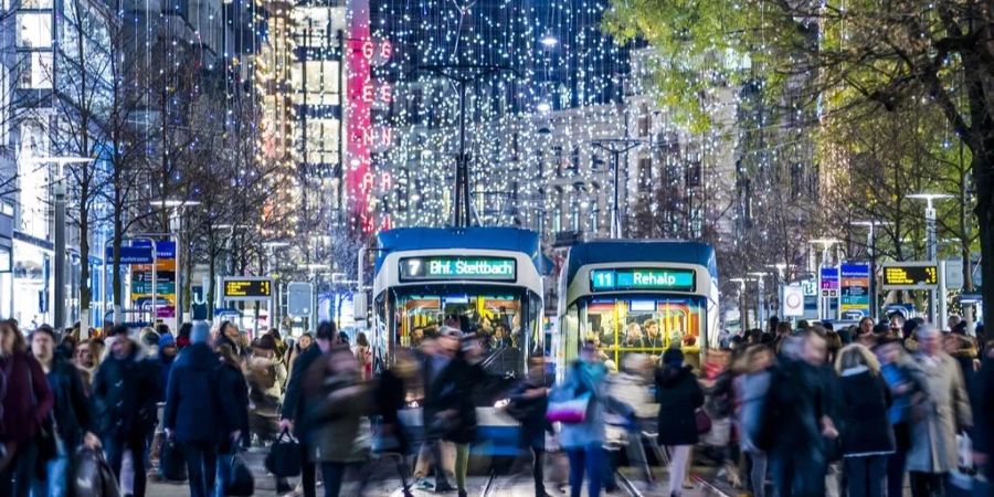 Auch die Städte sparen Energie: So wird etwa die Weihnachtsbeleuchtung «Lucy» in Zürich früher ausgeschaltet.