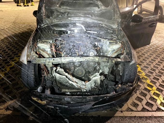 Am Auto entstand ein enormer Sachschaden. Am Auto entstand ein enormer Sachschaden.