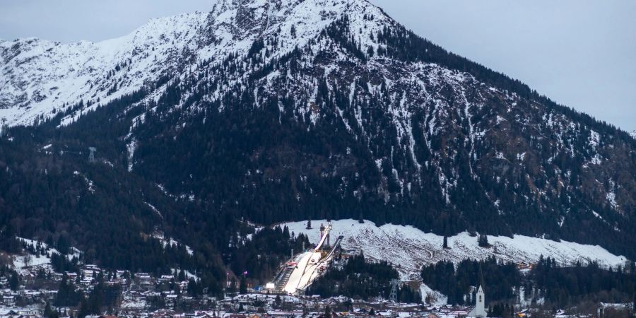 Blick auf Oberstdorf mit der Schattenbergschanze.