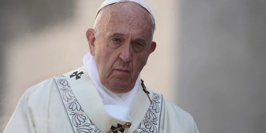 ARCHIV - Papst Franziskus feiert die Messe des Ritus 'Corpus Domini' im Bezirk Casalbertone. Foto: Evandro Inetti/ZUMA Wire/dpa