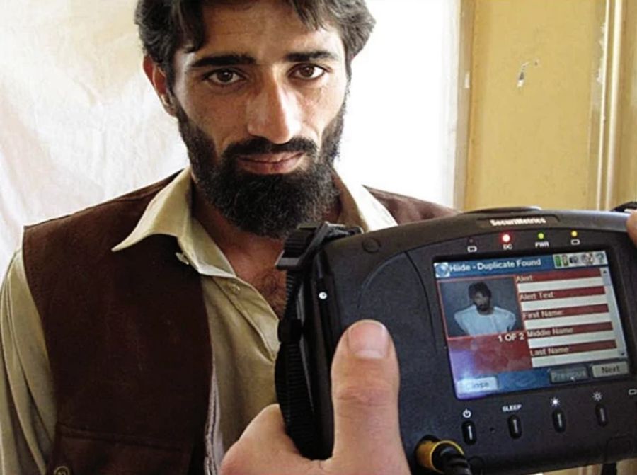 Ein Gerät des Typs HIIDE (Handheld Interagency Identity Detection Equipment) im Einsatz. Mit solchen Geräten sammelte das US-Militär biometrische Daten in Afghanistan.