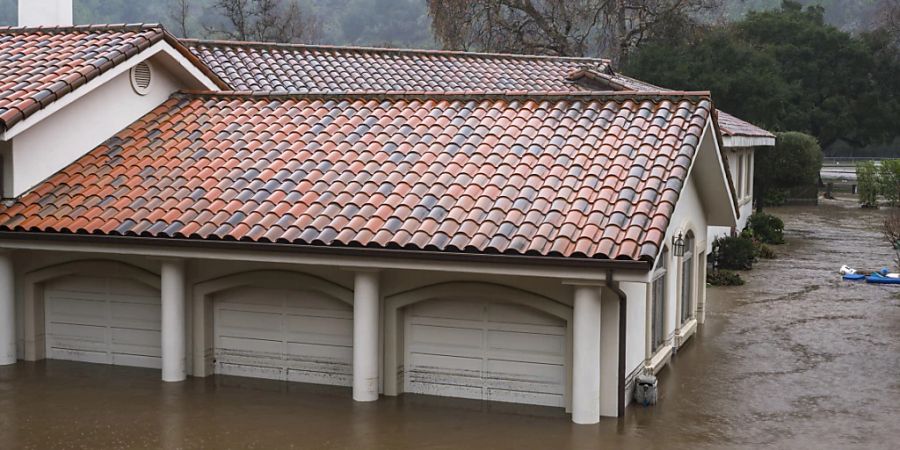 Der über die Ufer getretene Carmel River hat eine Garage überflutet. Foto: Nic Coury/AP/dpa