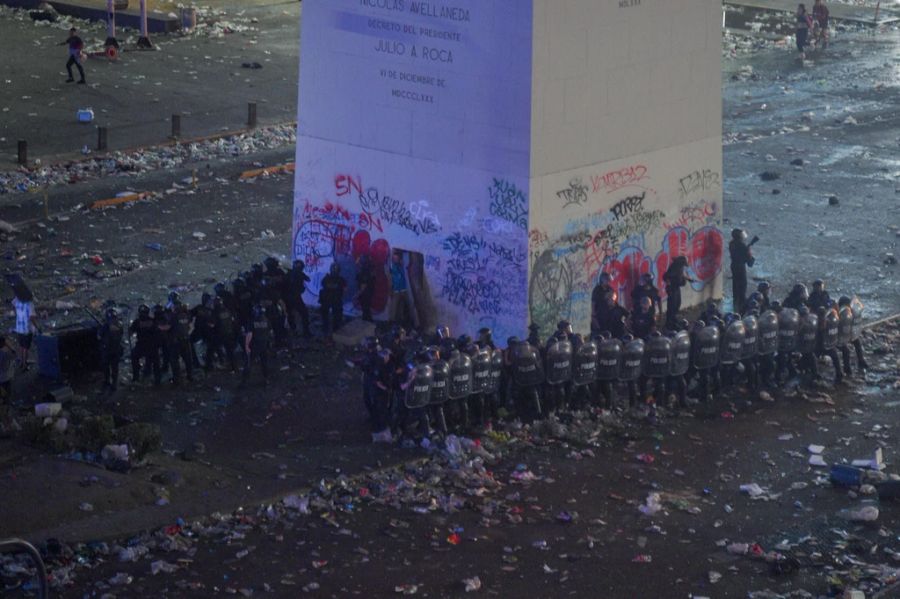 Der Obelisk in Buenos Aires wurde illegal bestiegen und verschmutzt.