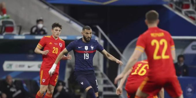 Karim Benzema (2.v.l) spielte stark gegen Wales. Foto: Daniel Cole/AP/dpa Karim Benzema (2.v.l) spielte stark gegen Wales. Foto: Daniel Cole/AP/dpa