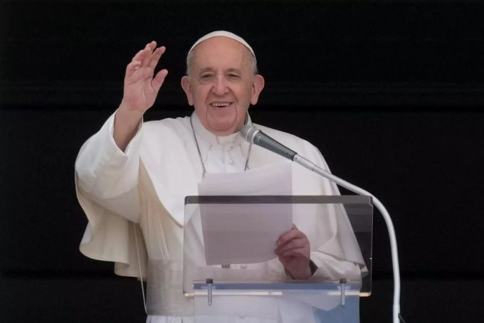 13.06.2021, Vatikanstadt: Papst Franziskus winkt, während er das Angelus-Mittagsgebet am Fenster seines Arbeitszimmers mit Blick auf den Petersplatz spricht. Angelus-Gebet im Vatikan