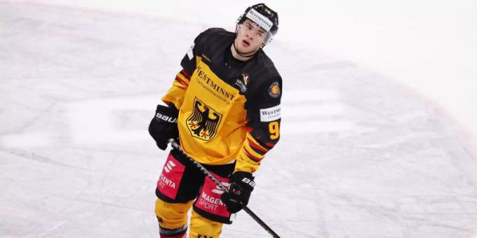 Wechselt in die NHL: Nationalspieler John-Jason Peterka. Foto: Daniel Karmann/dpa Wechselt in die NHL: Nationalspieler John-Jason Peterka. Foto: Daniel Karmann/dpa