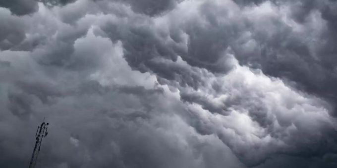 Eine dichte Gewitterfront braut sich in Kalkutta zusammen. Foto: Santarpan Roy/ZUMA Wire/dpa Eine dichte Gewitterfront braut sich in Kalkutta zusammen. Foto: Santarpan Roy/ZUMA Wire/dpa