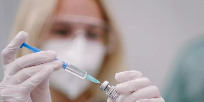 Eine medizinische Mitarbeiterin zieht in einem eine Spritze mit dem Covid-19 Impfstoff auf. coronavirus