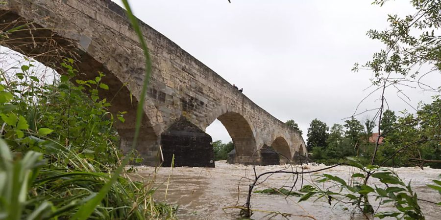 Starke Regenfälle haben die Pegelstände der Flüsse in den Kantonen Thurgau und St. Gallen anschwellen lassen. Im Bild die Thur bei Bischofszell TG. (Archivbild)