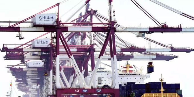 Containerschiffe legen in einem Hafen in Qingdao in der ostchinesischen Provinz Shandong an. Foto: Chinatopix/AP/dpa Containerschiffe legen in einem Hafen in Qingdao in der ostchinesischen Provinz Shandong an. Foto: Chinatopix/AP/dpa