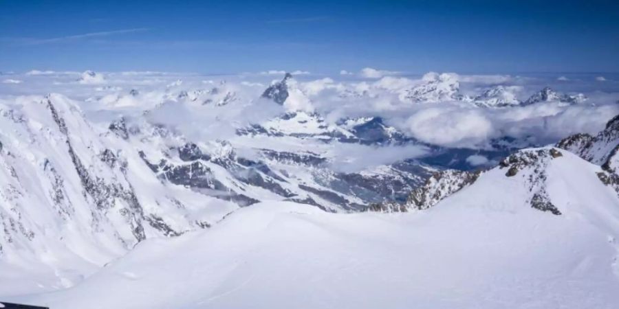 Die Forschenden entnahmen auf dem Gletschersattel Colle Gnifetti einen Eisbohrkern, der Umweltinformationen aus den letzten 10'000 Jahren enthält.