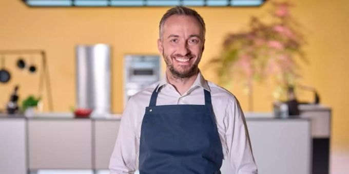 Der Satiriker Jan Böhmermann. Er bekommt beim ZDF eine sechsteilige Kochshow. Foto: Ben Knabe/ZDF/dpa Der Satiriker Jan Böhmermann. Er bekommt beim ZDF eine sechsteilige Kochshow. Foto: Ben Knabe/ZDF/dpa