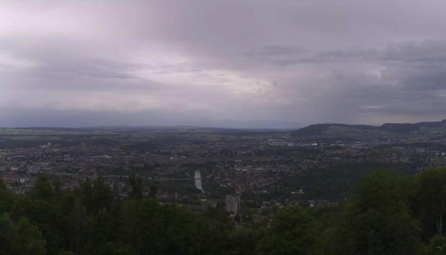 Der Himmel über Bern verdunkelt sich.
