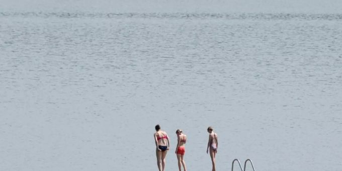 Badegäste auf einer Badeinsel im sächsischen Pirna. Foto: Sebastian Kahnert/dpa-Zentralbild/dpa Badegäste auf einer Badeinsel im sächsischen Pirna. Foto: Sebastian Kahnert/dpa-Zentralbild/dpa