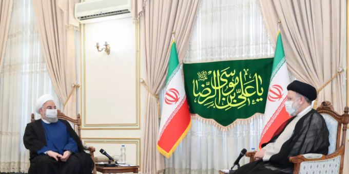 HANDOUT - Hassan Ruhani (l), amtierender Präsident des Iran, gratuliert seinem Nachfolger Ebrahim Raeissi. Foto: -/Iranian Presidency/dpa - ATTENTION: editorial use only and only if the credit mentioned above is referenced in full HANDOUT - Hassan Ruhani (l), amtierender Präsident des Iran, gratuliert seinem Nachfolger Ebrahim Raeissi. Foto: -/Iranian Presidency/dpa - ATTENTION: editorial use only and only if the credit mentioned above is referenced in full