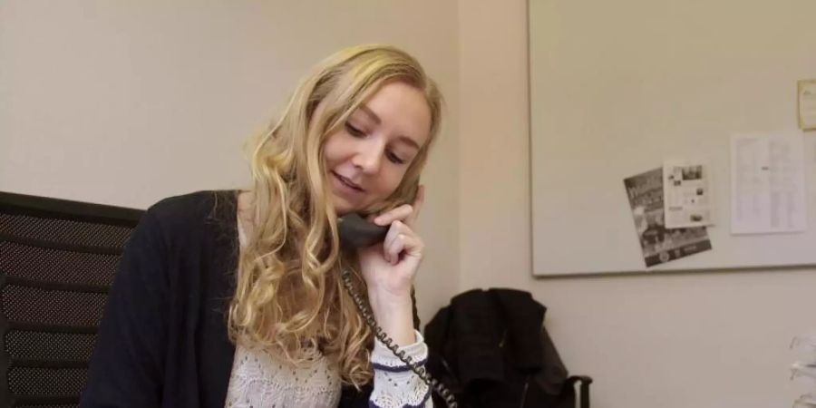 Reporterin Anna Petersen berichtet aus Bienenbüttel für die Landeszeitung Lüneburg in einer Szene aus dem Dokumentarfilm «Die letzten Reporter». Foto: -/imFilm Agentur + Verleih/dpa