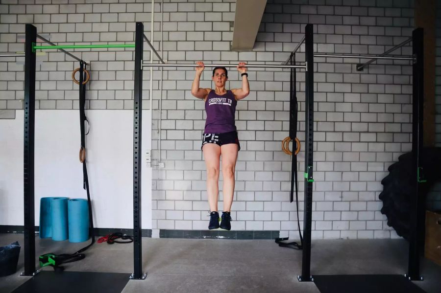 Claudia Blasimann in der Cross-Fit-Box beim Training.