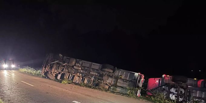 Sechs Schweine tot - sieben verletzt: Der gekippte Schweinetransporter in Fahrwangen AG. Schweinetransporter