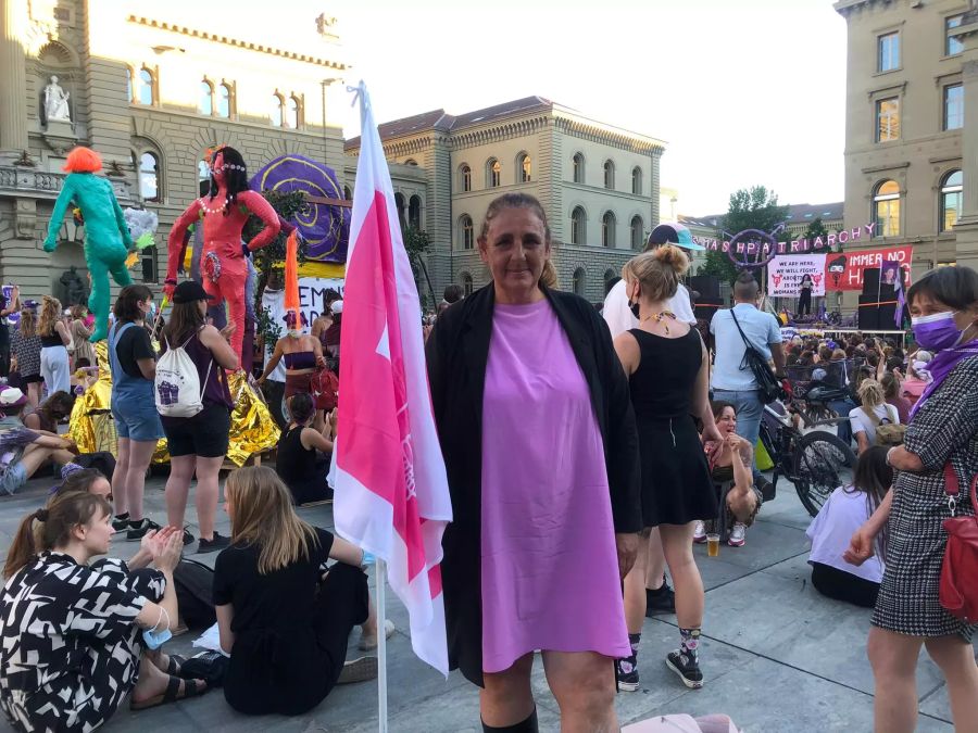 Die Nationalrätin Jacqueline Badran (SP/ZH) steht mit einer Frauenstreik-Flagge auf dem Bundesplatz.