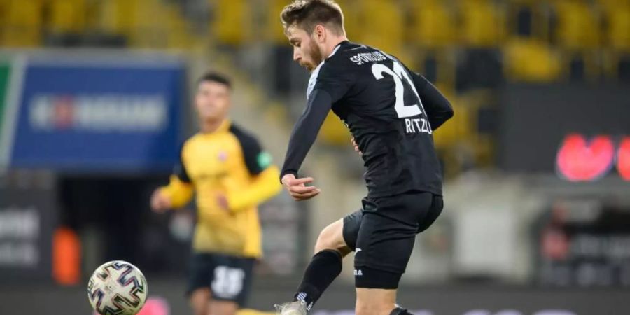 Wechselt ablösefrei zum FC St. Pauli: Lars Ritzka spielt den Ball. Foto: Robert Michael/dpa-Zentralbild/dpa
