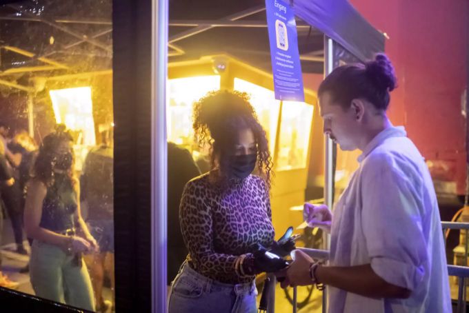 Eine Aufnahme vom 3. Juli 2020, vor dem Klub Hive in Zürich. Aufgrund verschiedener Ausbrüche mussten zahlreiche Klubs ihre Türen im Sommer schliessen. Klub Sommer Coronavirus