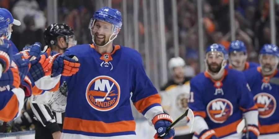 Die Spieler der New York Islanders feiern einen Treffer gegen Boston Bruins. Foto: Frank Franklin II/AP/dpa