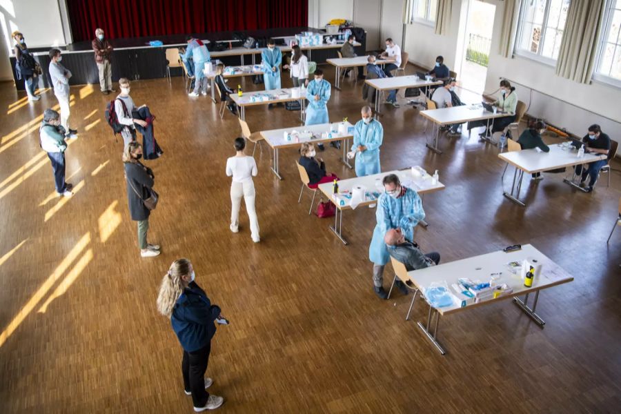 Menschen machen einen Schnelltest oder einen PCR-Test in einem Covid-Screening-Zentrum während der Osterferien am Freitag, 2. April 2021, in Mont-sur-Lausanne.